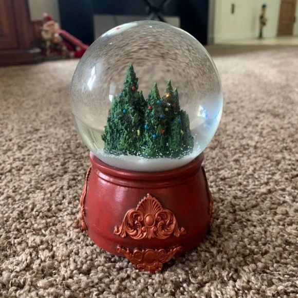 NEW Taylor Swift Christmas Tree Farm Snow Globe - Picture 11 of 12